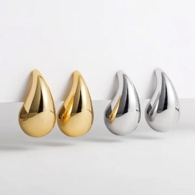 Dois pares de brincos dourados e prateados em forma de gota