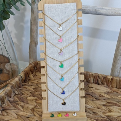 Expositor de colares com pingentes coloridos em forma de coração