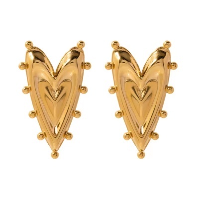 Brincos dourados em forma de coração com pequenas esferas ao redor