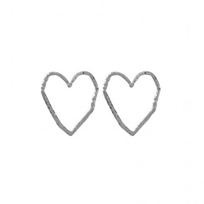 Brincos em forma de coração prateados com textura irregular