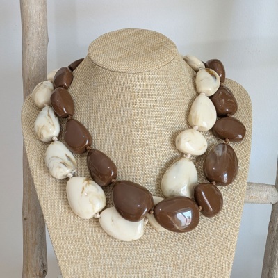 Colar com contas castanhas e bege em suporte bege