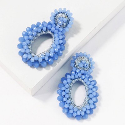 Brincos azuis ovais com grânulos e fios prateados