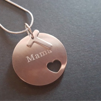Colar prateado com pendente redondo gravado com a palavra Mamã e corte de coração