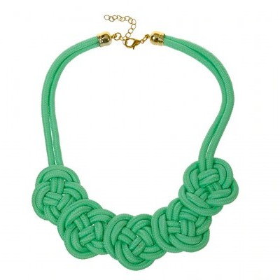 Colar verde de corda com nós e fecho dourado