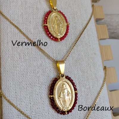 Colares dourados com pendentes ovais e pedras vermelhas e bordeaux