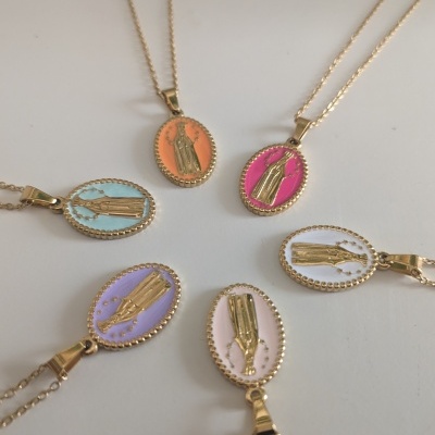 Colares com pendentes ovais coloridos e figuras douradas, dispostos em círculo