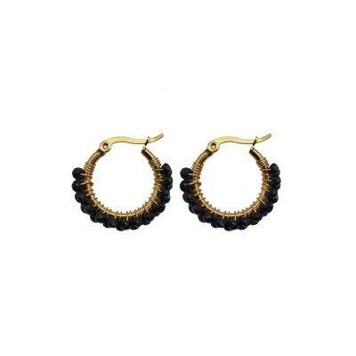 Brincos de argola dourados com contas pretas em fundo branco