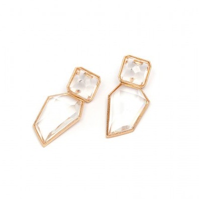 brincos dourados com pedras transparentes sobre fundo branco