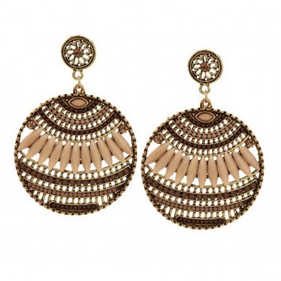 Brincos redondos com contas bege e castanhas em padrão geométrico