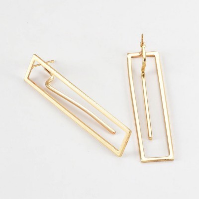 Brincos retangulares dourados minimalistas em metal sobre fundo branco
