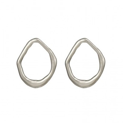 Brincos metálicos prateados de forma irregular isolados em fundo branco