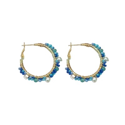 Brincos de argola dourados com contas azuis e verdes