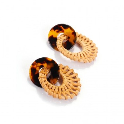 Brincos redondos bege com padrão tartaruga castanho e preto
