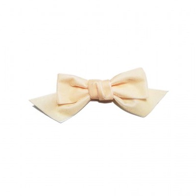 Laço de tecido creme sobre fundo branco