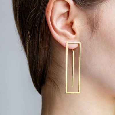 Brinco pendente retangular dourado na orelha