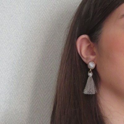 Brincos pendentes cinzentos com detalhe dourado e base redonda translúcida