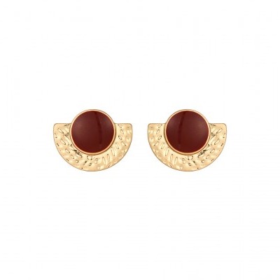 Brincos de metal dourado com resina castanha em fundo branco