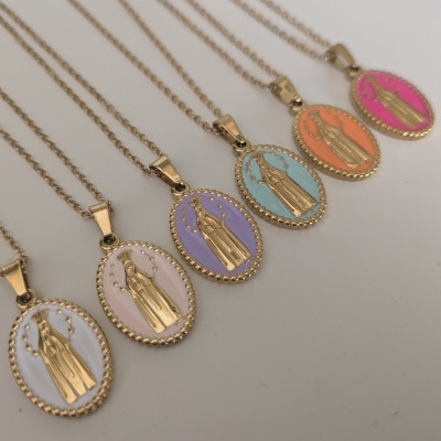 Colares com pendentes ovais dourados e fundos coloridos com imagem religiosa