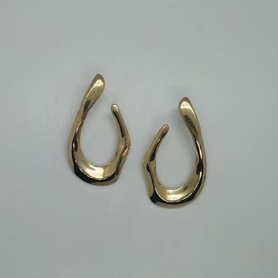 Brincos dourados com formato irregular e acabamento brilhante