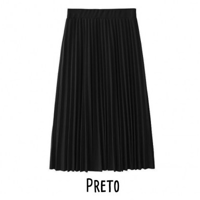 Saia plissada preta com cintura elástica sobre fundo branco