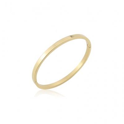 Aliança fina dourada lisa sobre fundo branco