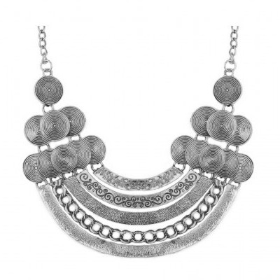 Colar em metal prateado com padrão circular e detalhes decorativos