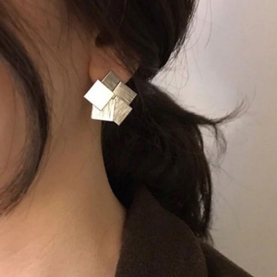 Brinco em prata com três quadrados sobrepostos na orelha