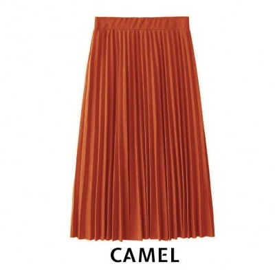 Saia plissada castanho claro com cintura elástica e texto CAMEL