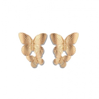 Brincos dourados com design de borboletas sobre fundo branco