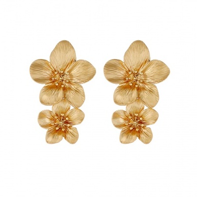 Brincos dourados em forma de flores com duas flores empilhadas