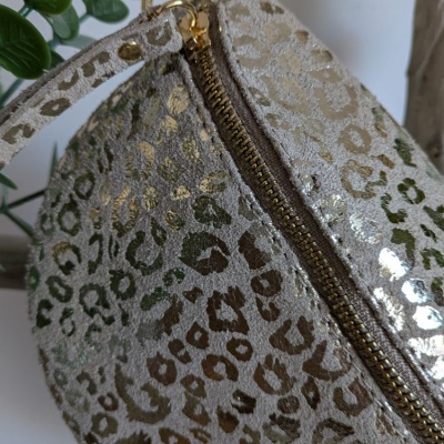 Mala pequena estampado animal dourado com fecho dourado