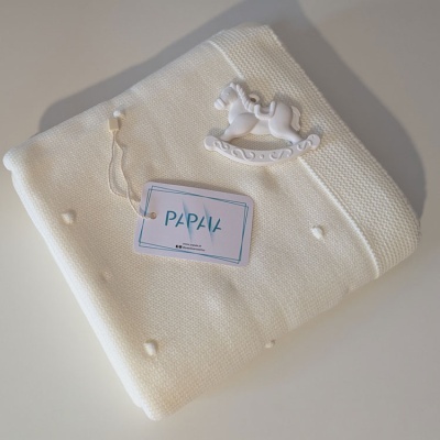 Manta branca de malha com enfeite de cavalo de baloiço e etiqueta PAPAI