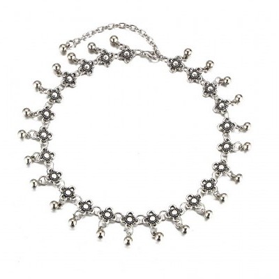 Colar prateado com esferas penduradas