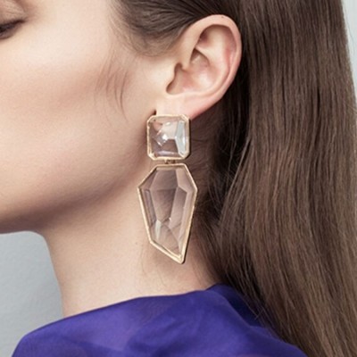 Brinco pendente bege transparente com pedras facetadas