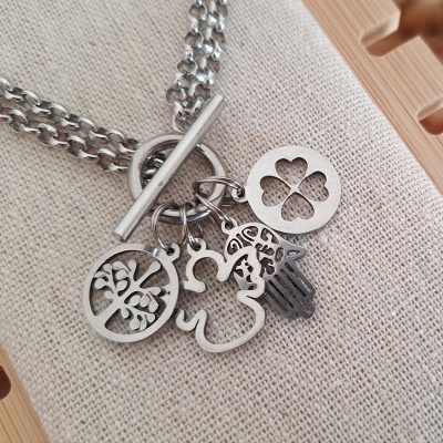 Colar com pendentes variados prateados em tecido bege e suporte de madeira