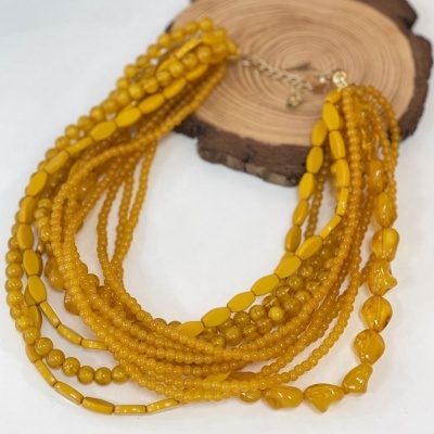 Colar feminino de várias voltas com contas amarelas de diversas formas e tamanhos