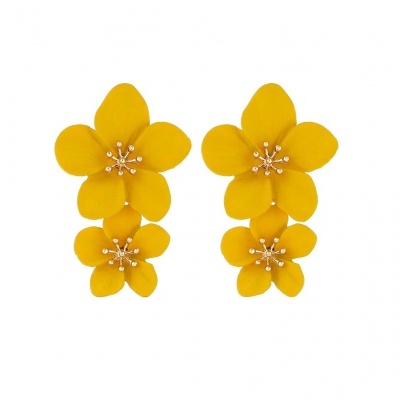 Brincos com três flores amarelas sobrepostas em fundo branco