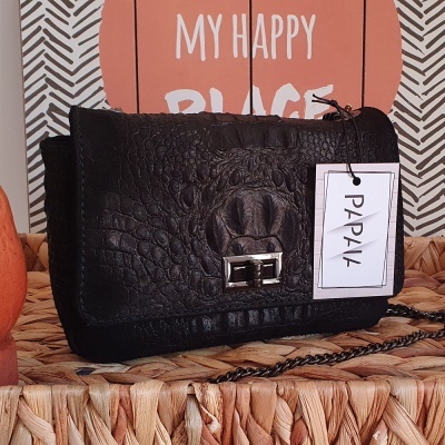 Bolsa preta de pele com padrão crocodilo e etiqueta PAPAL