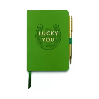 Caderno verde com capa rígida e caneta dourada