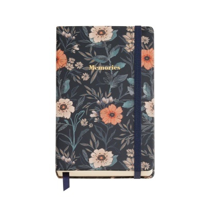 Caderno com capa floral azul com texto dourado Memories e faixa elástica azul