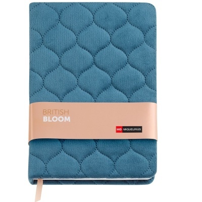 Caderno azul almofadado com faixa rosa e texto British Bloom