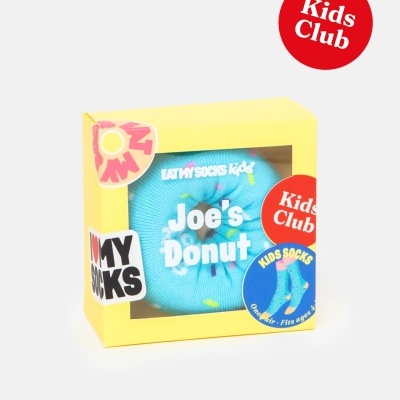 Embalagem amarela com meias azuis e coloridas para crianças e etiquetas diversas