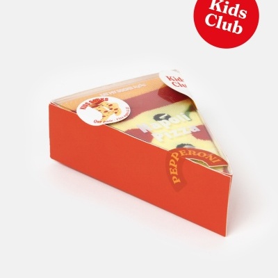 Embalagem em formato de fatia de pizza contendo meias coloridas com padrão de pizza