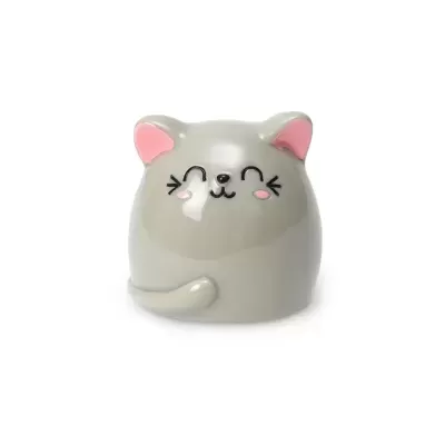 Figura decorativa em cerâmica cinzenta com rosto de gato sorridente e orelhas cor-de-rosa.