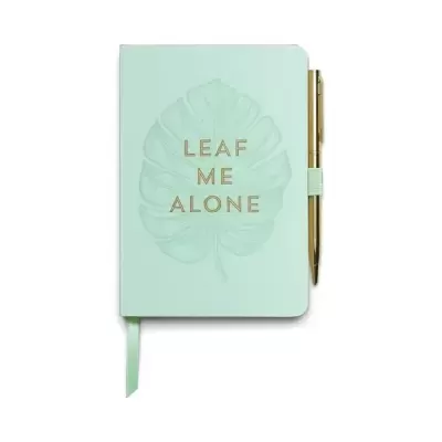 Caderno verde com texto e folha em relevo e caneta dourada