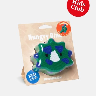 Meias infantis verdes com padrão de dinossauro numa embalagem de cartão bege