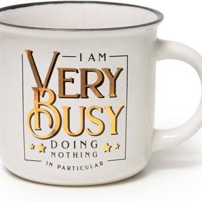 Caneca branca com texto dourado e preto