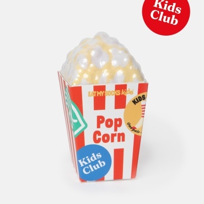 Embalagem de papel com riscas vermelhas e brancas e meias amarelas e brancas dentro