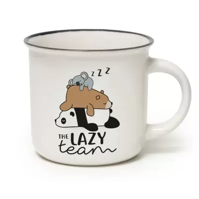 Caneca branca com desenho de panda, urso e coala a dormir sobrepostos e texto THE LAZY team
