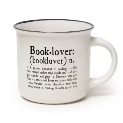 Caneca branca com texto preto sobre amor por livros
